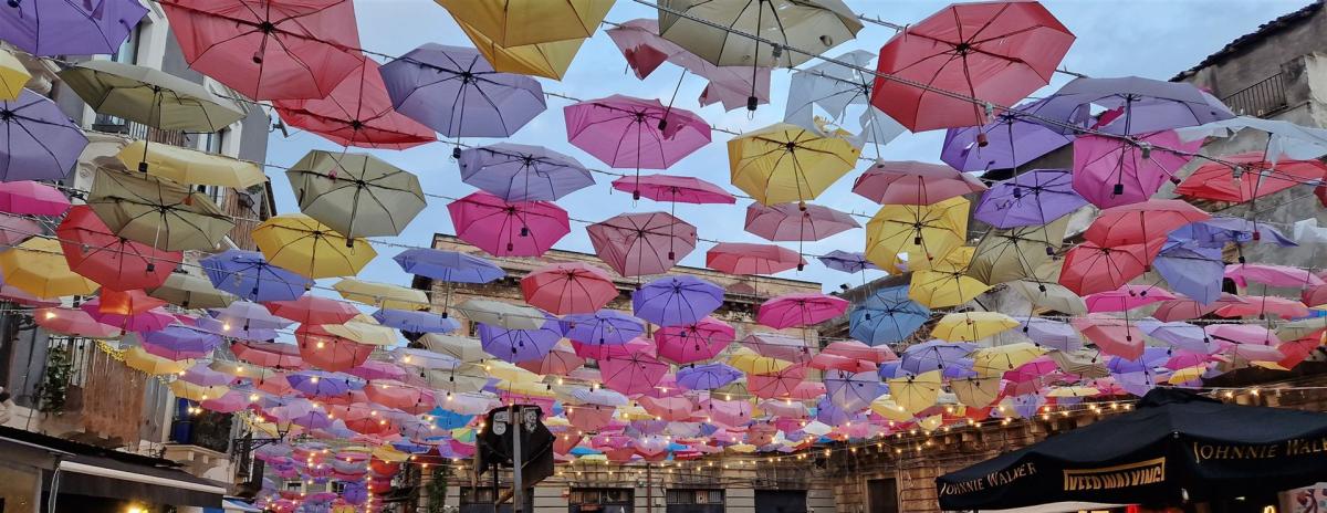 Bunte Regenschirme als Überdachung